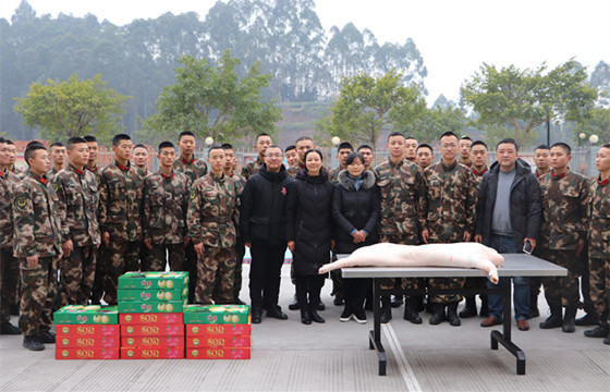 乐山市中心血站春节慰问驻乐部队.jpg