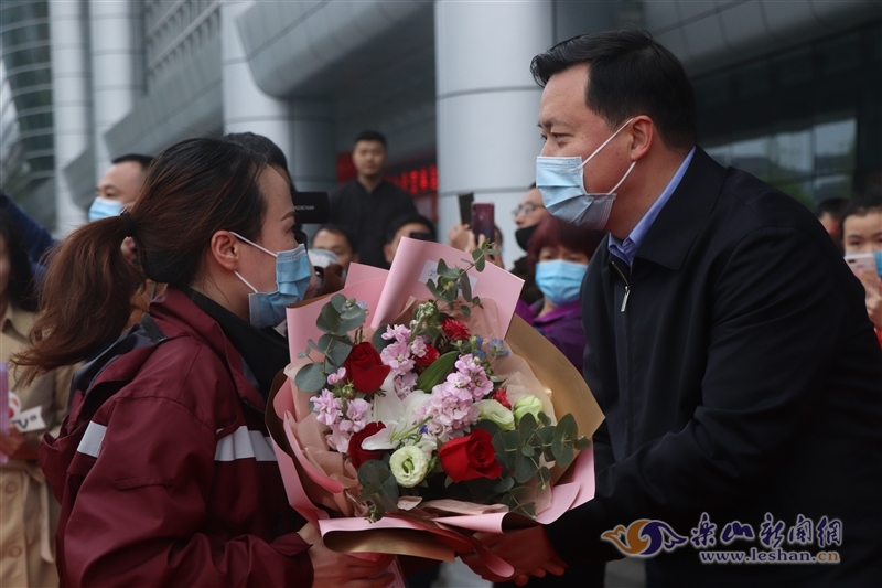 荣耀嘉州——乐山举行援鄂医疗队凯旋欢迎仪式3.jpg
