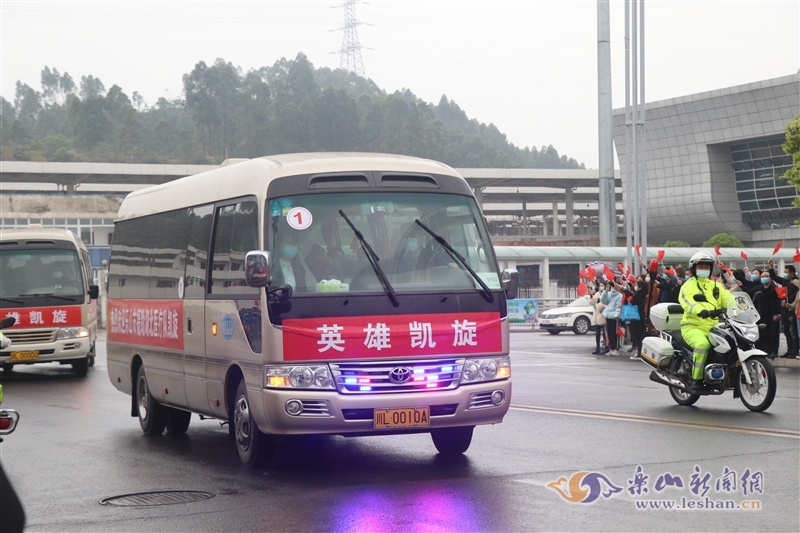 荣耀嘉州——乐山举行援鄂医疗队凯旋欢迎仪式2.jpg