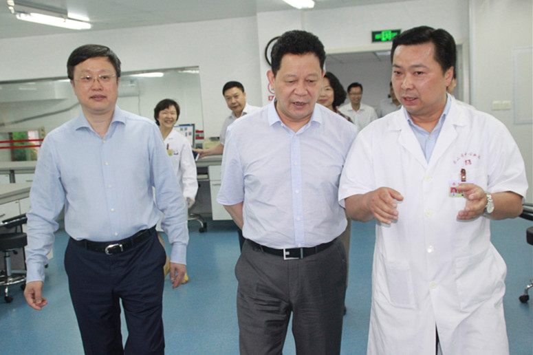 杨兴平副省长一行在站长杨茂的陪同下参观检验科.jpg
